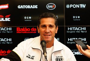 Após estrear com vaga, Jorginho tenta diminuir clima de tensão na Ponte