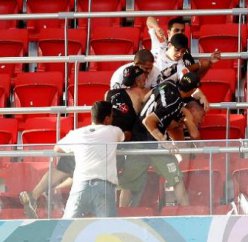 Terceiro corintiano preso em Oruro é reconhecido em briga no DF