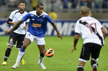 Cruzeiro 5 x 3 Vasco – Raposa dispara na liderança