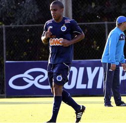 Atacante treina e deve reforçar o Cruzeiro contra o Bahia