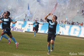 Série D: Meia uruguaio comemora primeiro gol com a camisa do Londrina