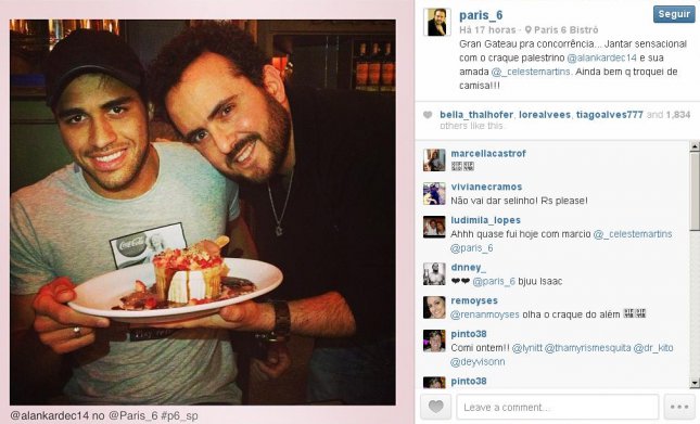 Dono de restaurante, que deu selinho em Sheik, posta foto com atacante do Palmeiras