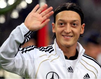 Arsenal oficializa contratação de meia do Real Madrid