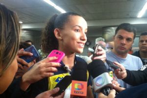 Vôlei: Campeão, seleção feminina volta ao Brasil e exalta grupo