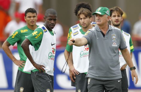 Amistosos:  Felipão testa Ramires no lugar de Bernard na Seleção