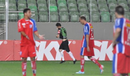 Série B: Após grave lesão, atacante do América-MG chora ao comemorar o gol