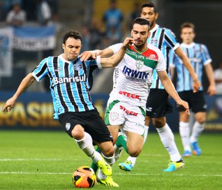 Vítima de ‘máfia baiana’, Lusa recebe apoio da torcida em aeroporto