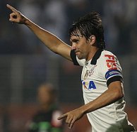 Zagueiro vê Corinthians ‘na briga’, mas critica campanha