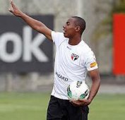 Volante do São Paulo está internado após passar mal