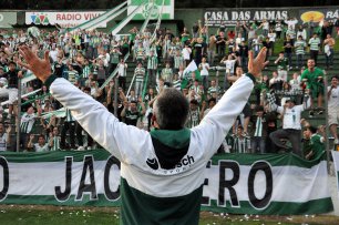 Série D: Técnico do Juventude é flagrado comemorando classificação para fora de carro