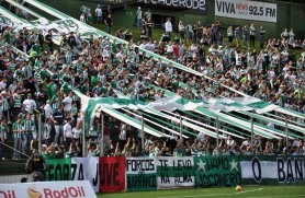 Série D: Após classificação, torcida do Juventude invade gramado com bandeirão