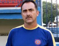 Atento a tudo, Carlos Tozzi busca uma nova oportunidade no mercado da bola