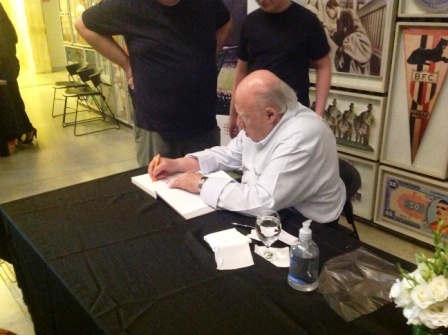 Em noite de gala, Orlando Duarte lança obra no Museu do Futebol