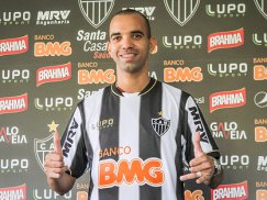 Atacante sente dores e vira dúvida no Atlético-MG