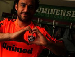 Flu lança terceiro uniforme laranja com matador de modelo