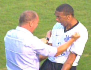 Encostado em time europeu, volante tenta cavar retorno ao Corinthians