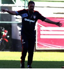 Luxemburgo exalta vitória, mas freia empolgação no Flu