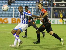 Série B: Atacante do Avaí é chamado de “macaco” pela própria torcida