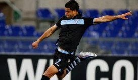 Italiano: Meia brasileiro ataca de garçom e ajuda Lazio a bater o Chievo