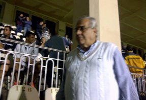 Torcedor ‘bate boca’ com cartola e segurança saca arma em São Januário