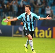 Ex-Santos participa de coletivo e pode reforçar o Grêmio