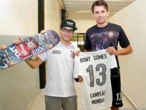 Rony Gomes é campeão mundial de skate e recebe camisa comemorativa do Corinthians