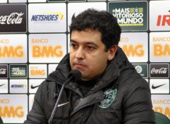 Técnico do Coritiba lamenta as bolas na trave e vê o time jogando bem
