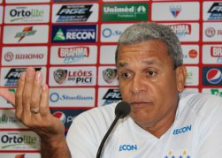 Hélio dos Anjos se mostra animado com possibilidade de defender clube da Série B