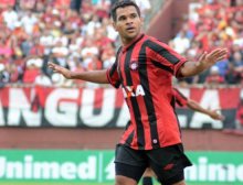 Atlético-PR vence quinto jogo de virada e atacante destaca raça