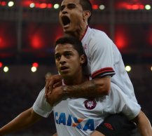 BRASILEIRÃO: Furacão derruba Flamengo e Mano; Lusa vence outra e sai da degola