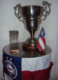 Taças do bicampeonato brasileiro do Bahia retornam para a sala de troféus