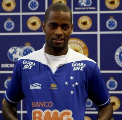 Zagueiro cobra atenção do Cruzeiro em jogos fora de casa