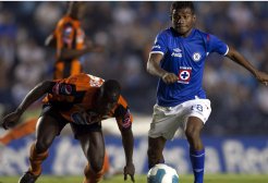 Titular diante do Flamengo, meia comemora a vitória do Atlético-PR