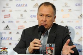 Presidente respalda interino e diz: “Flamengo não cai’