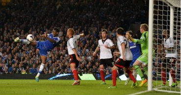 INGLÊS: Chelsea vence e assume liderança provisória