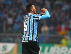 Perto de completar 100 jogos pelo Grêmio, volante vive bom momento