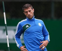 Série B: Volante uruguaio está longe de cair nas graças de Gilson Kleina