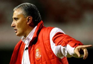 Em má fase, Internacional tenta tirar técnico do Corinthians