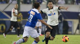 Atacante do Cruzeiro comemora empate fora de casa com o Corinthians