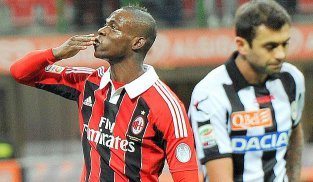 Italiano: Balotelli é suspenso por três jogos após insultos a árbitro