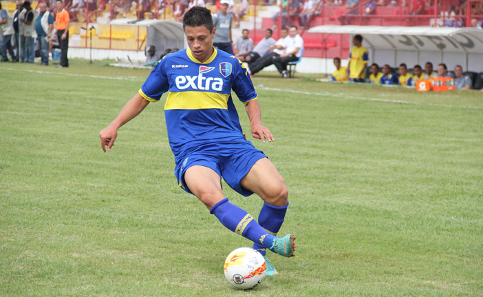 De saída da Ponte, meia se aproxima do Guaratinguetá