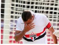 Atacante do São Paulo pena em treino de finalização e ouve piadas