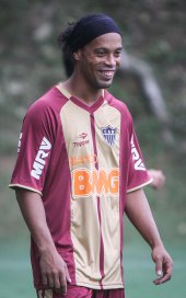 Ronaldinho é poupado no Atlético e nem viaja a Criciúma