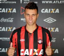 Atlético-PR apresenta lateral que foi maior mico da Ponte Preta