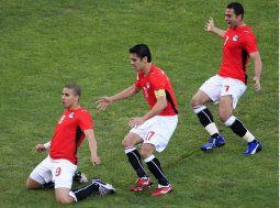 Para ir à Copa, Egito volta a jogar no Cairo após 2 anos