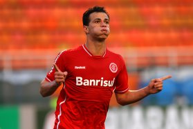 Atacante volta a treinar e faz dupla com uruguaio no Inter