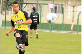 Série B: Recuperado, atacante luta para ficar à disposição no Figueirense