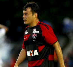 Após ironizar torcida, meia do Vitória acusa comentarista de torcer para o Bahia