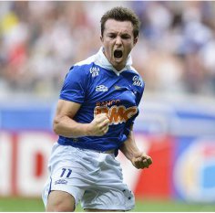 Atacante treina entre os titulares no Cruzeiro