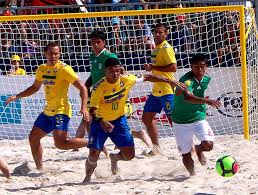 Brasil vence Japão e vai à semi no futebol de areia